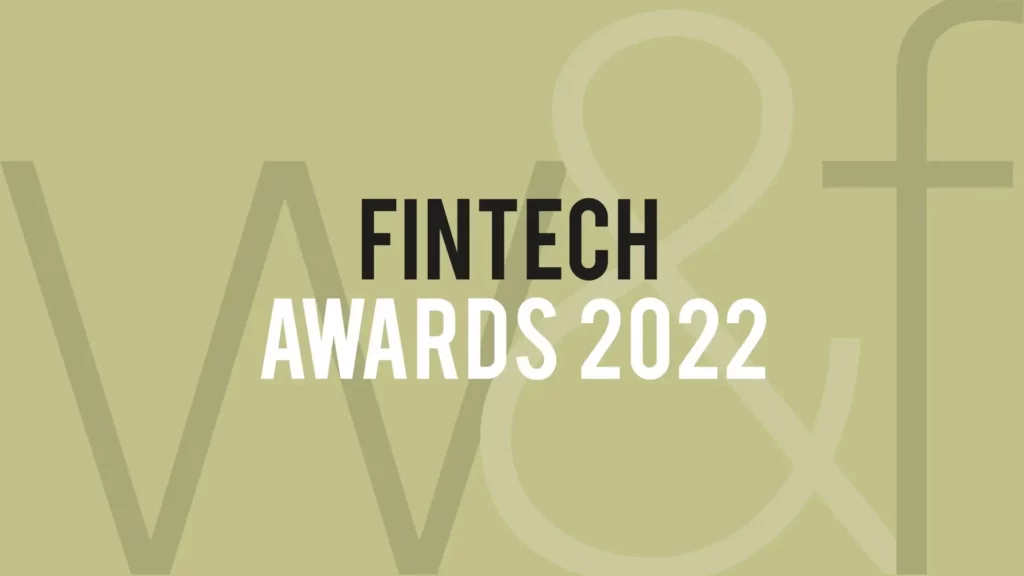 Logo der FinTech Awards 2022 auf beigefarbenem Hintergrund mit stilisierten Buchstaben im Hintergrund.
